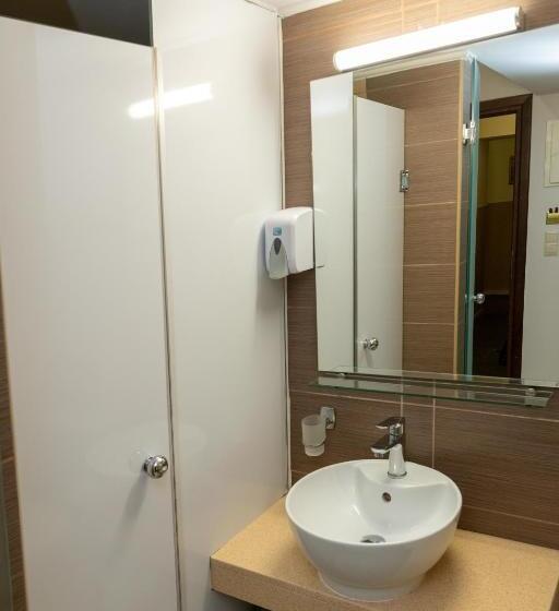 غرفة قياسية مطلة على المدينة, Kronos