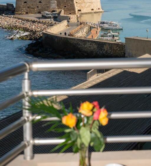 غرفة قياسية مطلّة علي البحر, Kronos