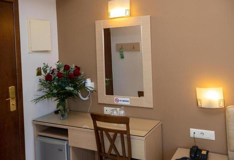 غرفة قياسية مطلّة علي البحر, Kronos