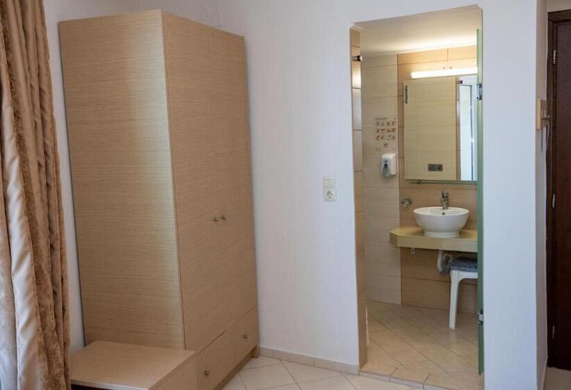 غرفة قياسية مطلّة علي البحر, Kronos