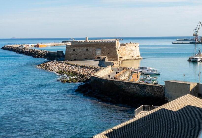 غرفة قياسية مطلّة علي البحر, Kronos