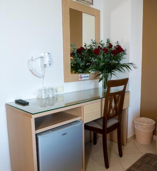 غرفة قياسية مطلّة علي البحر, Kronos