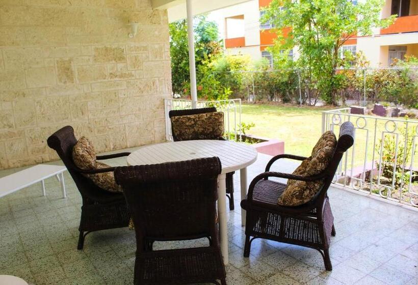 ویلای 3 خوابه, The Monteray