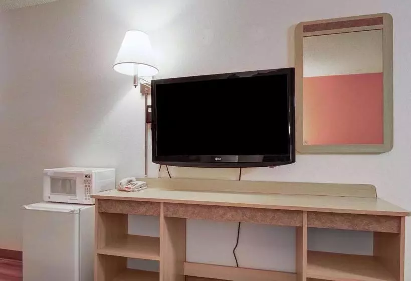キングサイズベッドのスタンダードルーム, Motel 6colby, Ks