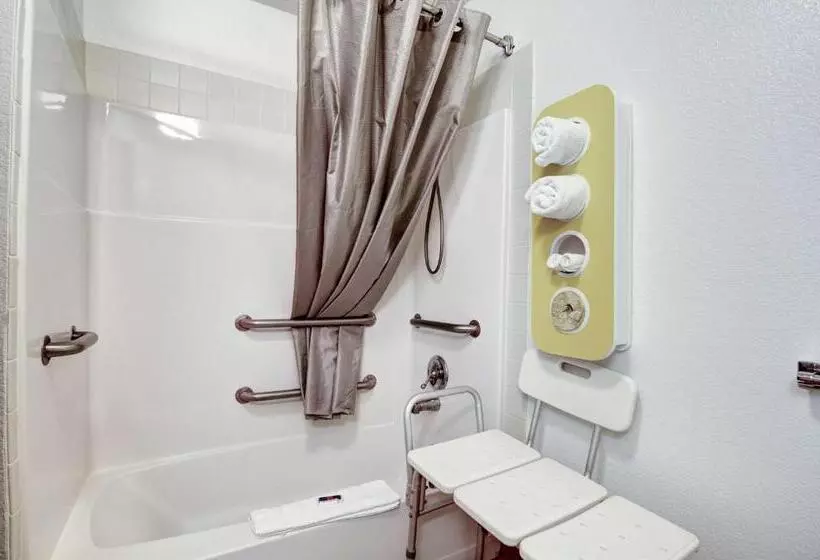 キングサイズベッドのスタンダードルーム, Motel 6colby, Ks