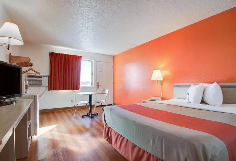 キングサイズベッドのスタンダードルーム, Motel 6colby, Ks