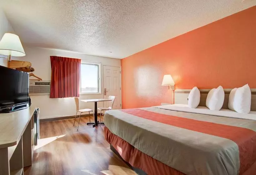 キングサイズベッドのスタンダードルーム, Motel 6colby, Ks