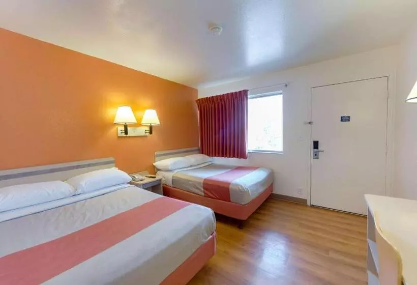 Deluxe Neljän Hengen Huone, Motel 6 Weed Mount Shasta