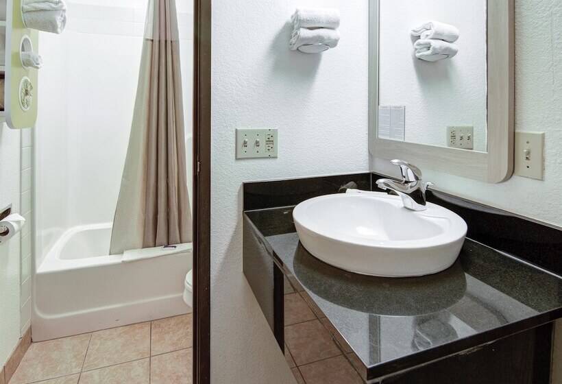 غرفه قياسيه سريرين مزدوجين, Motel 6colby, Ks