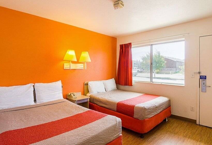غرفه قياسيه سريرين مزدوجين, Motel 6 Laramie, Wy