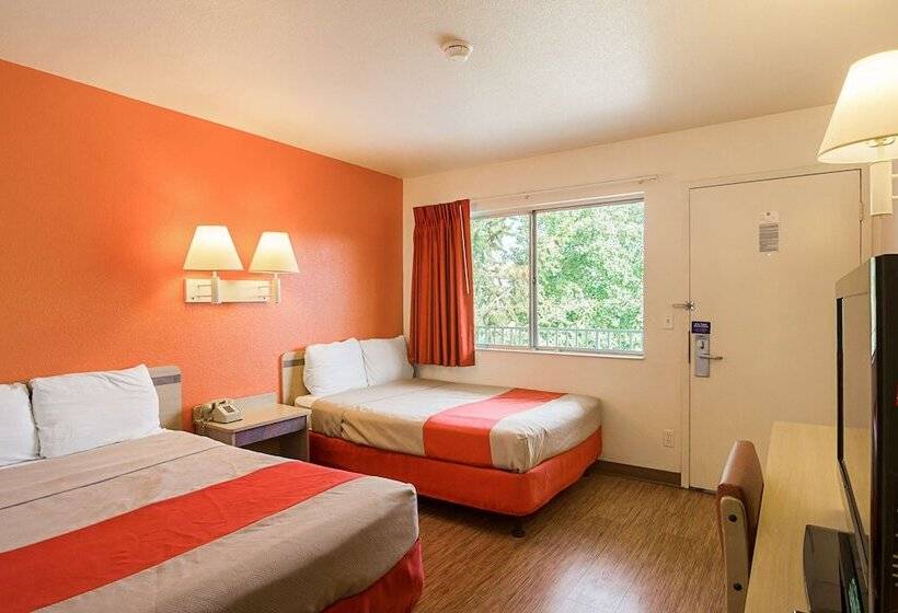 غرفه قياسيه سريرين مزدوجين, Motel 6 Laramie, Wy