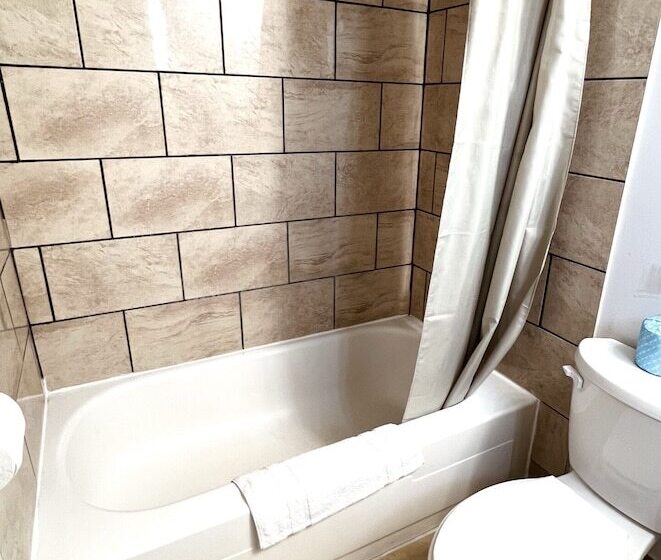 غرفه قياسيه سريرين مزدوجين, Fairway Inn By The Falls