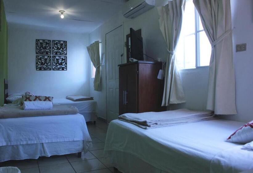 Номер Стандарт Трехместный, Tazumal House