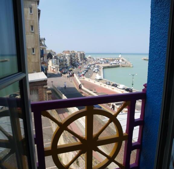 Triple Room Sea View, De Calais