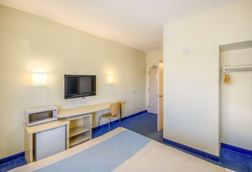 Номер Deluxe Адаптированный для Инвалидов, Motel 6estevan, Sk