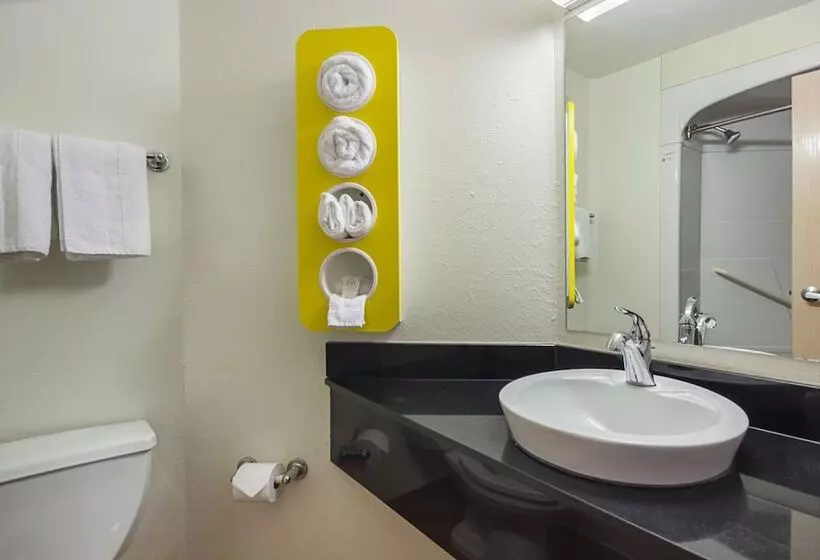 ２ダブルベッドのスタンダードルーム, Motel 6whitby, On  Toronto East
