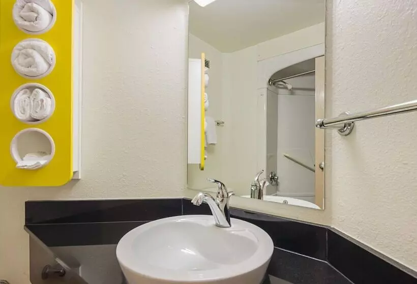 ２ダブルベッドのスタンダードルーム, Motel 6whitby, On  Toronto East