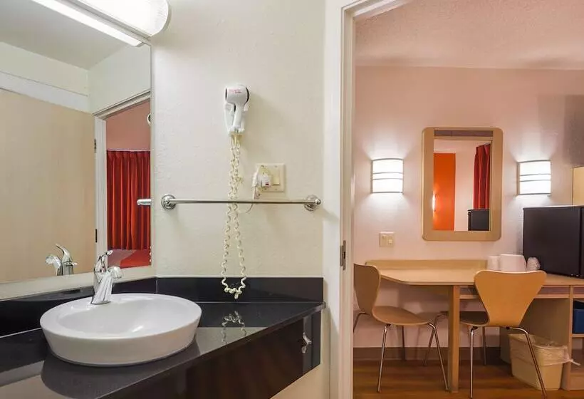 ２ダブルベッドのスタンダードルーム, Motel 6whitby, On  Toronto East