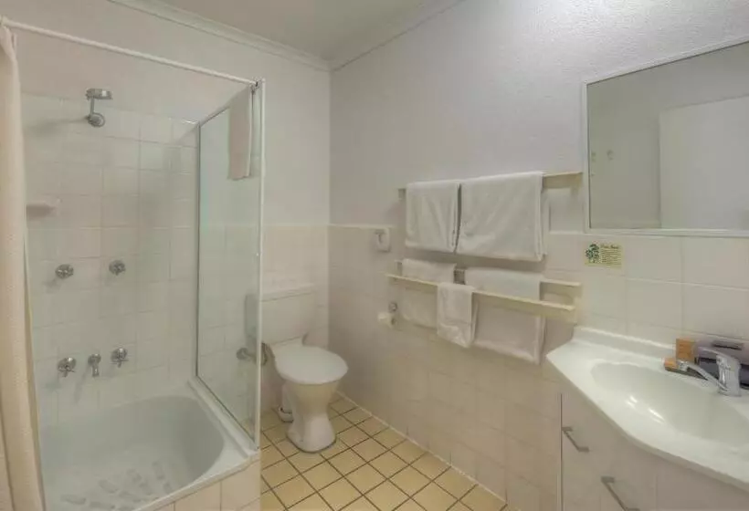 Perhehuone, Cousins Motor Inn