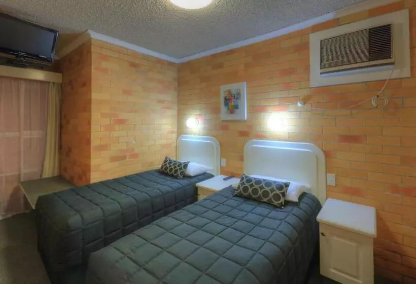 Perhehuone, Cousins Motor Inn