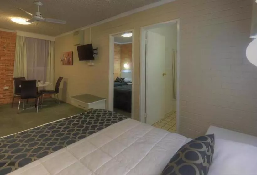 Perhehuone, Cousins Motor Inn