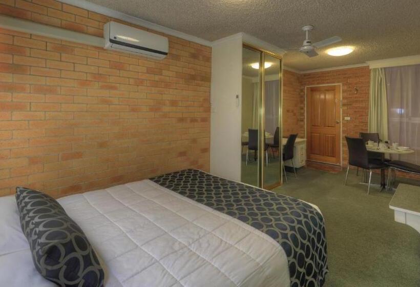 패밀리 룸, Cousins Motor Inn