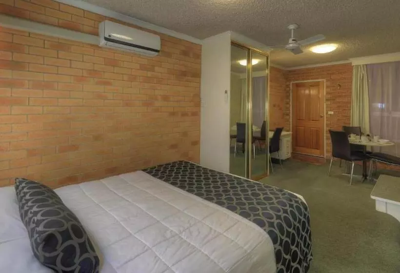 Perhehuone, Cousins Motor Inn
