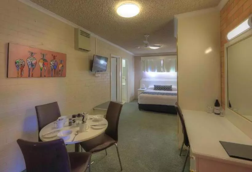 Perhehuone, Cousins Motor Inn