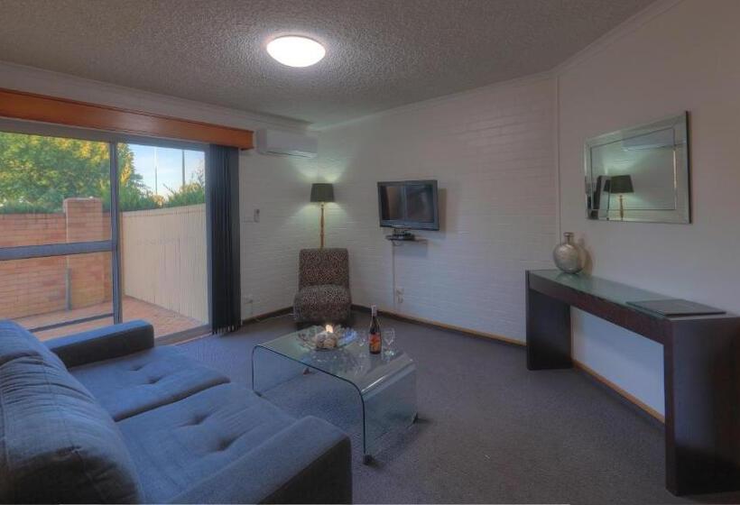 דירת חדר, Cousins Motor Inn