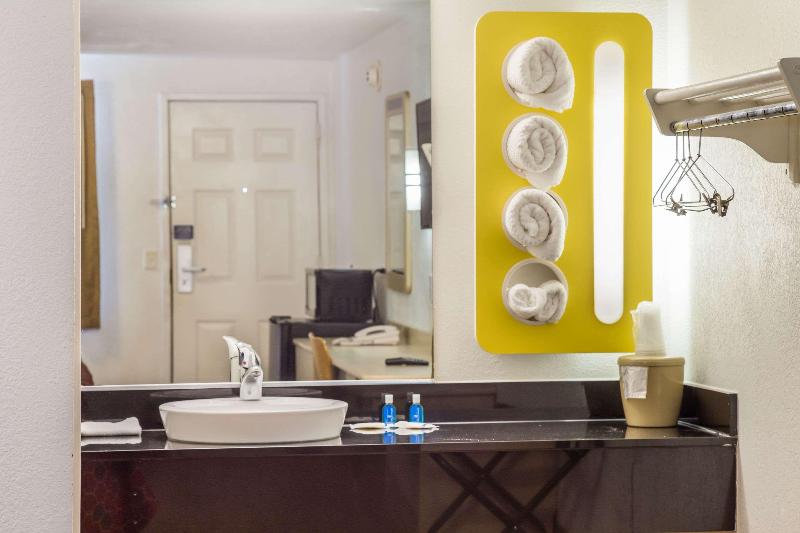 غرفة قياسية سرير كينج, Motel 6 Cross Lanes, Wv Goff Mountain Rd