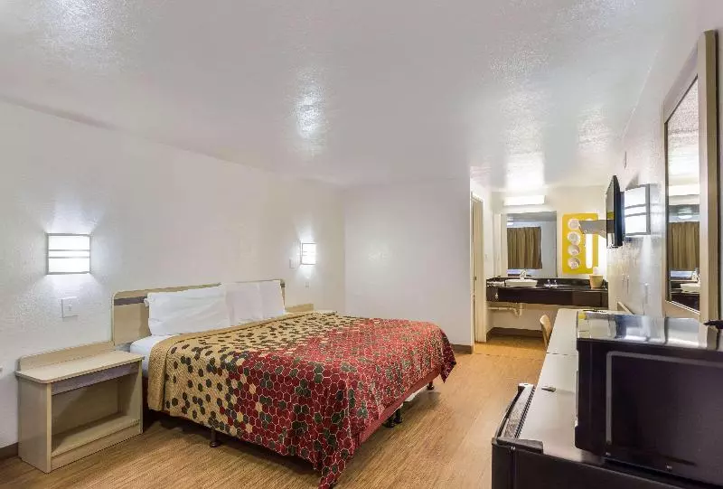 キングサイズベッドのスタンダードルーム, Motel 6 Cross Lanes, Wv Goff Mountain Rd