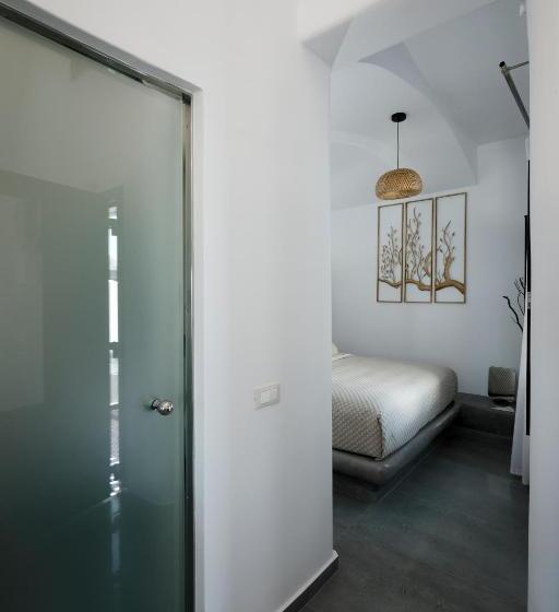 Suite con Hidromasaje, Oia Suites