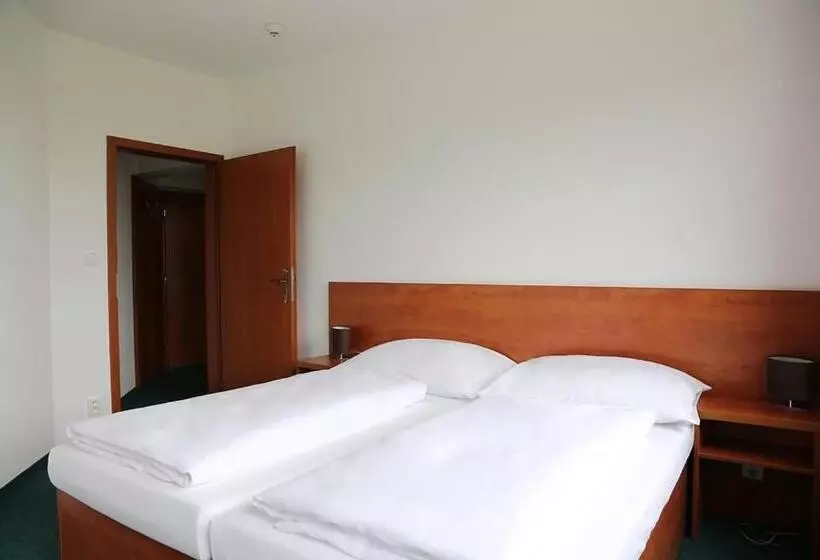 Perhehuone, Sporthotel Hostivice