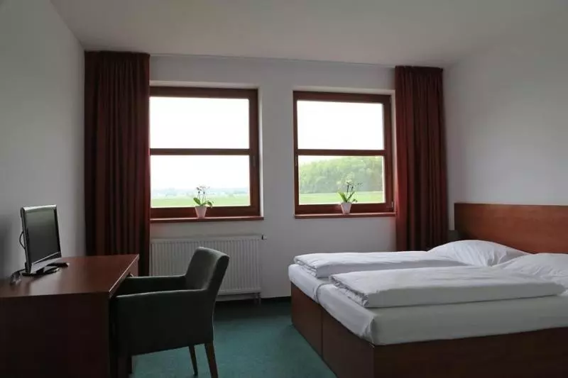 Perhehuone, Sporthotel Hostivice