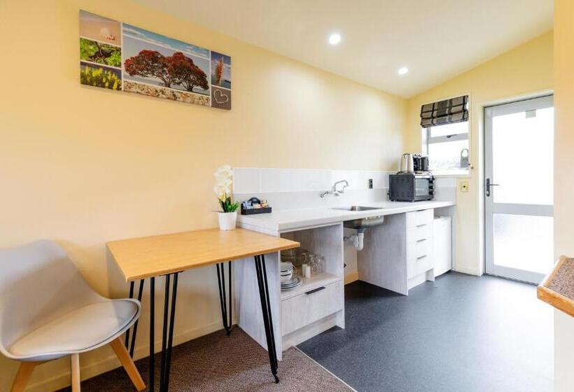 استودیوی استاندارد, Alpine View Motel