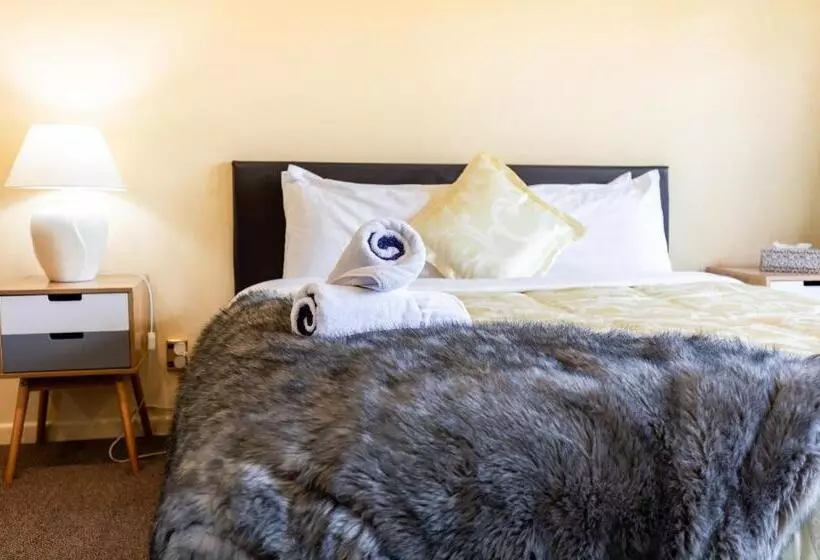 استودیوی استاندارد, Alpine View Motel