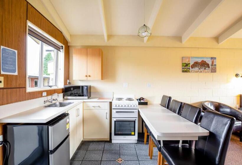 آپارتمان خانوادگی, Alpine View Motel