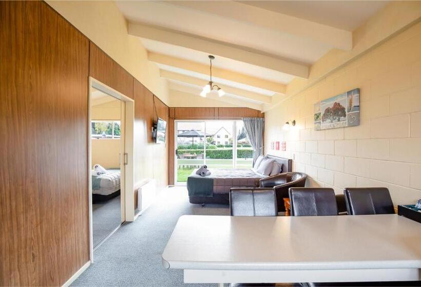 آپارتمان خانوادگی, Alpine View Motel