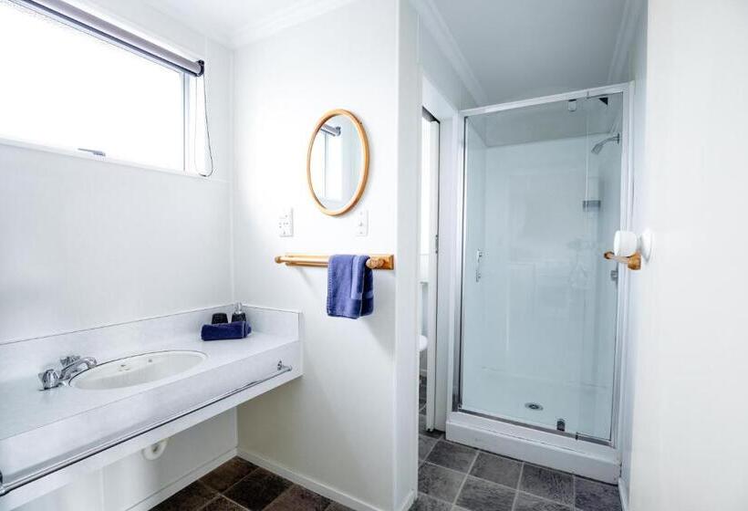 آپارتمان خانوادگی, Alpine View Motel