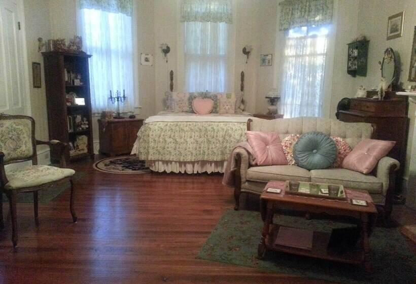 غرفة كومفورت ثلاثية, Holly House Of Hamilton