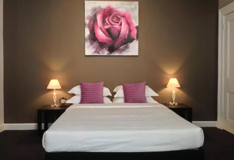 デラックススイート, Centennial Inn On Bathurst