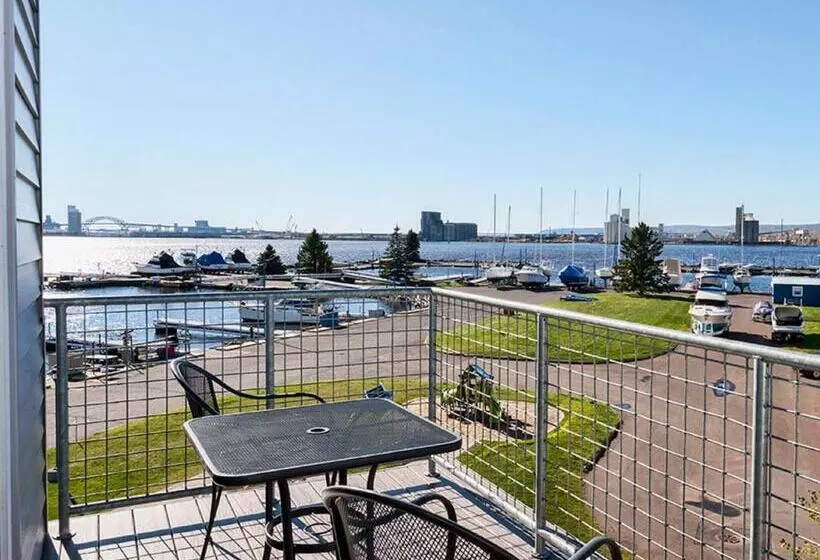 クイーンサイズベッドのスイートルーム, Park Point Marina Inn