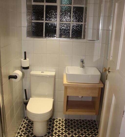 스탠다드 트리픔 룸 공동욕실, The Castle Bar Only