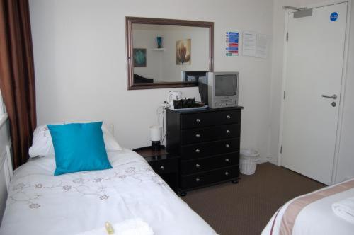 스탠다드 트리픔 룸 공동욕실, The Castle Bar Only