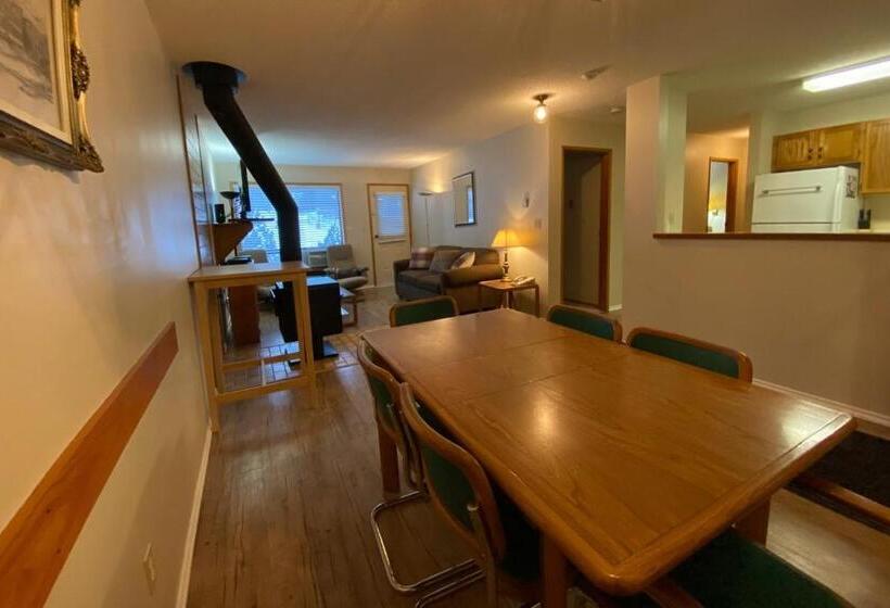 带2个卧室的公寓, The Griz Inn By Park Vacation Management