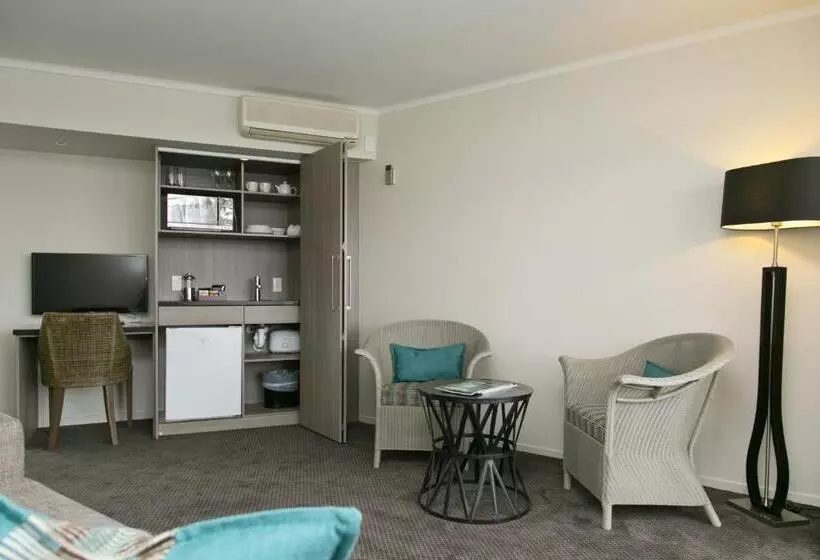سوئیت با وان آب گرم, The Cove