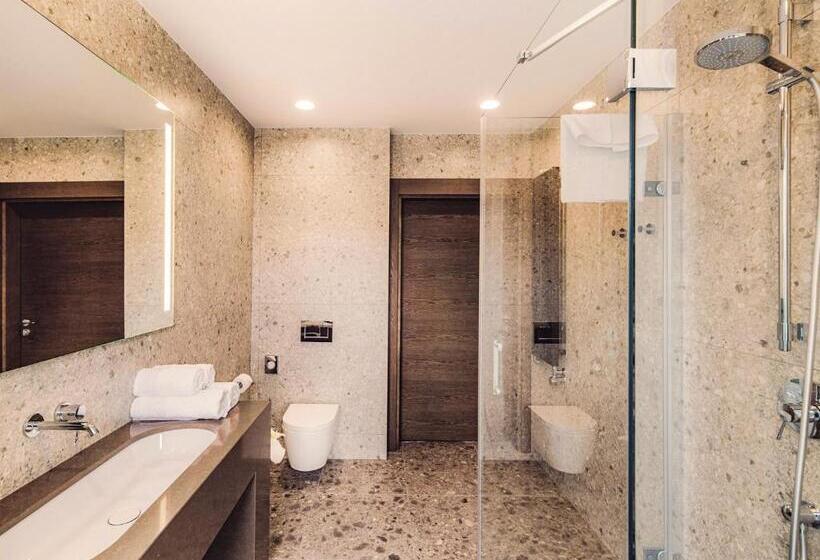 اتاق لوکس, Rezydencja Sowa