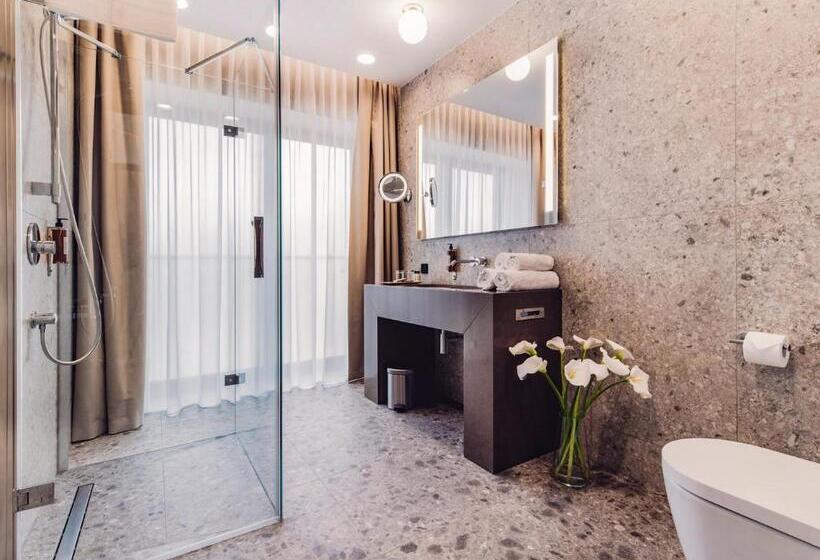 اتاق لوکس, Rezydencja Sowa