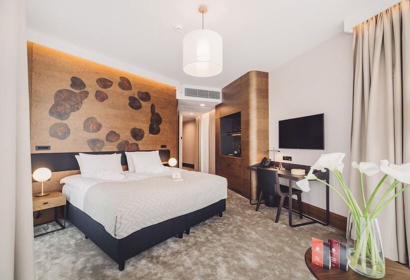 اتاق لوکس, Rezydencja Sowa