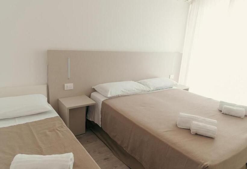 Quarto Triplo Estandar, Lux